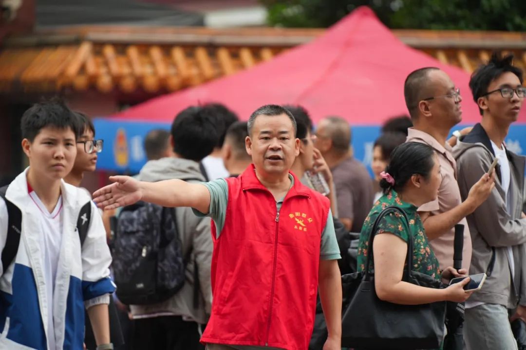 鏡頭 | 監督護航高考 助力學子圓夢